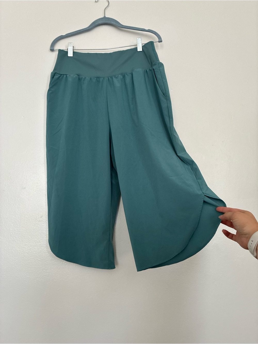 Halara teal wide leg capris with pockets